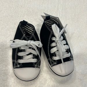 Gymboree (4) soft tennis shoe NWT